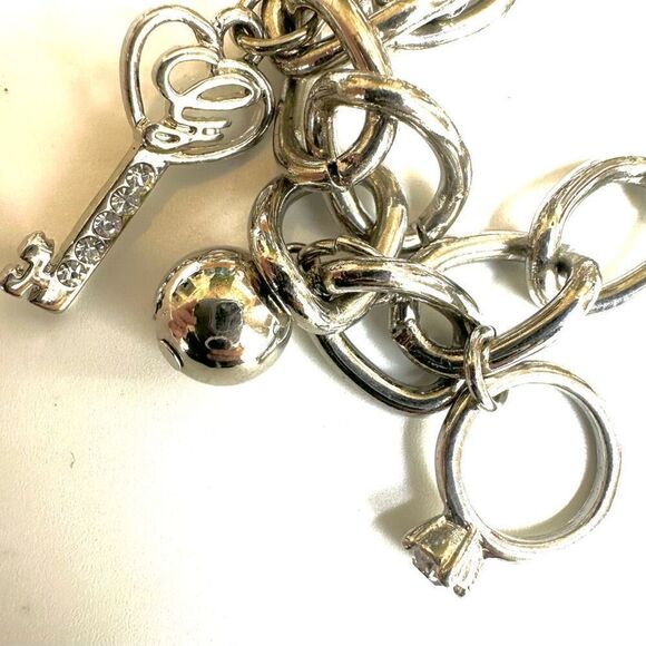 GUESS SILVER TONE CHAIN BLACK HEART CRYSTAL LOGO LOCK & KEY CHARM BRACELET - Picture 7 of 9